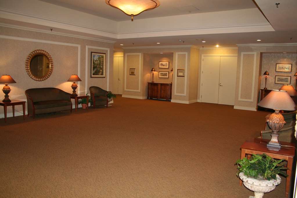Embassy Suites By Hilton Atlanta Airport Колледж Парк Удобства фото