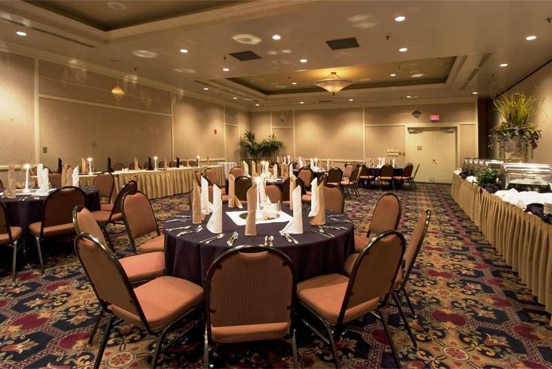 Embassy Suites By Hilton Atlanta Airport Колледж Парк Удобства фото